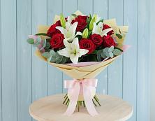 Букет цветов из:  Лилии и Розы в Дальнереченске