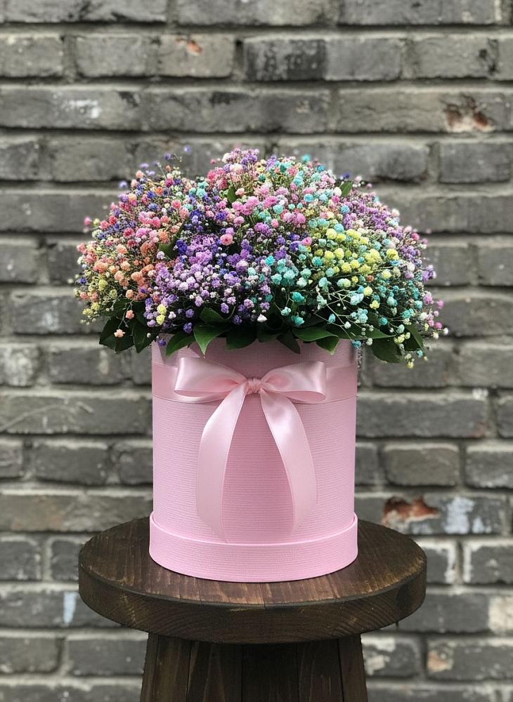 Цветочная композиция из Гипсофила и Розы в шляпной коробке в Дальнереченске