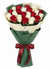 Букет Микс из красных и белых роз в Дальнереченске