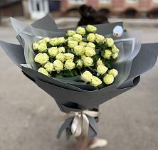 Букет Белые кустовые розы Солинеро в Дальнереченске