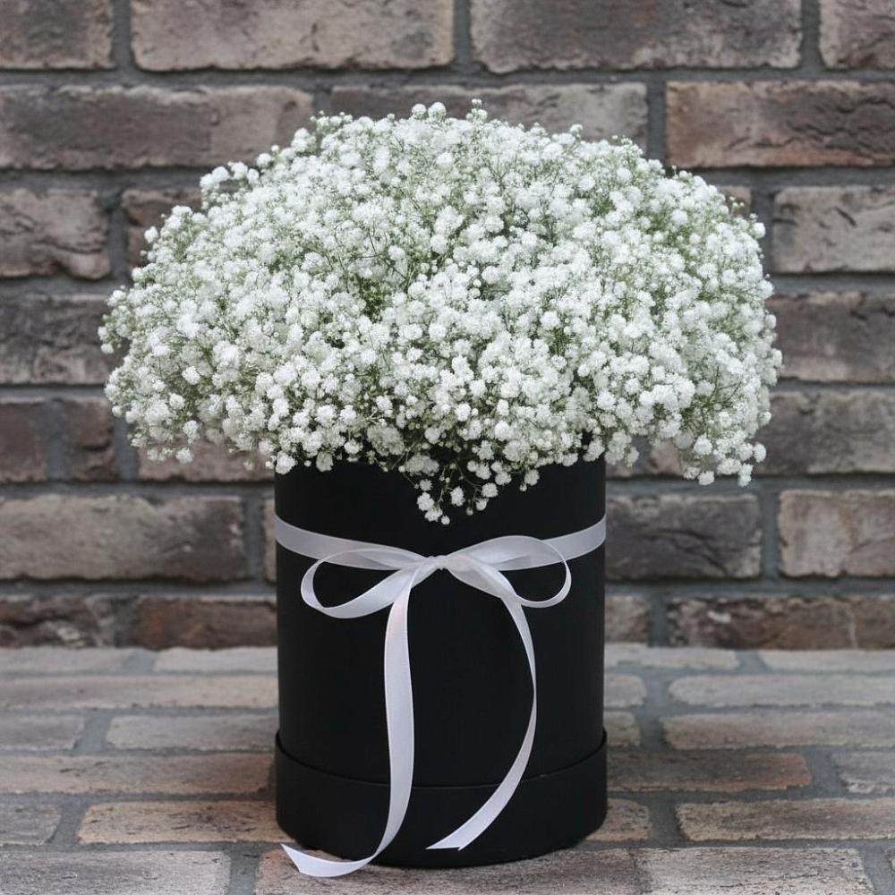 Цветочная композиция из Гипсофила в шляпной коробке в Дальнереченске