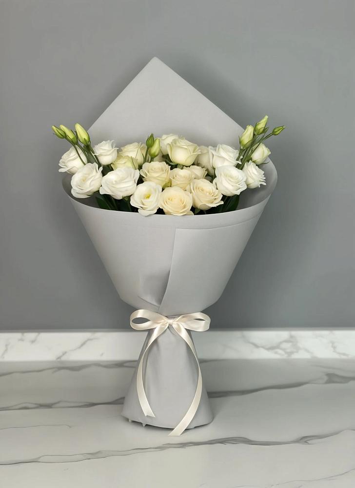 Букет цветов из: Розы и Лизиантусы в Дальнереченске