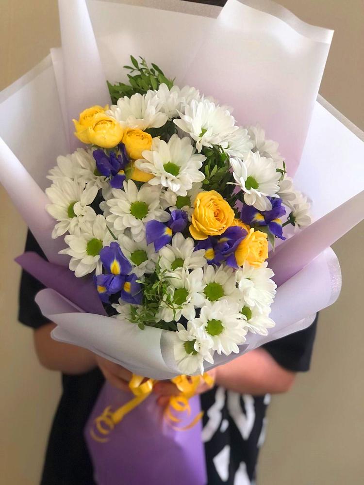 Букет цветов из: Ирисы, Хризантемы и Розы в Дальнереченске