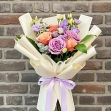 Букет цветов из:  Лизиантусы и Розы в Дальнереченске