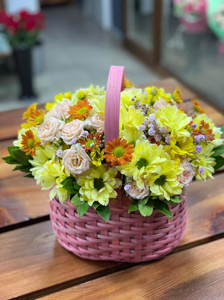 Цветочная композиция из Хризантемы и Розы в корзине в Дальнереченске