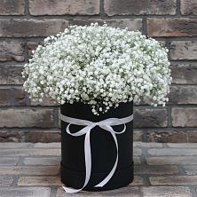 Цветочная композиция из Гипсофила в шляпной коробке в Дальнереченске
