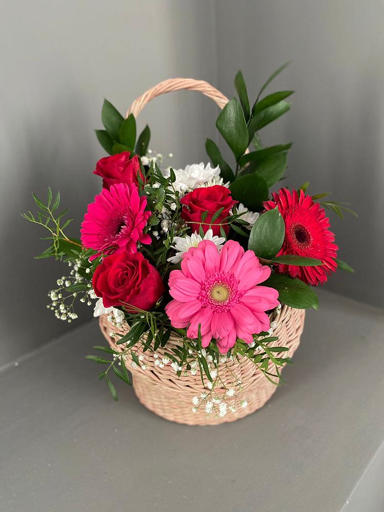 Цветочная композиция из Розы, Хризантемы и Герберы в корзине в Дальнереченске
