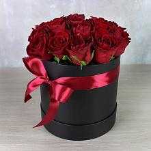 Цветочная композиция из Розы в шляпной коробке в Дальнереченске
