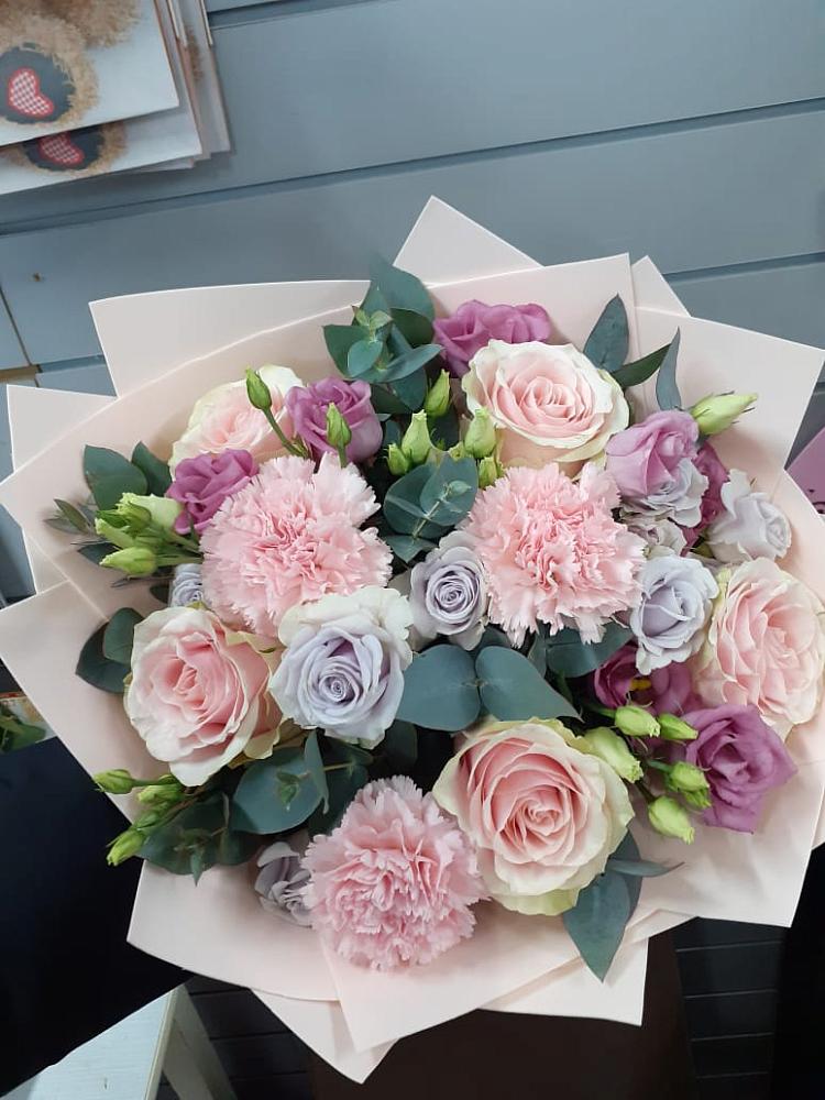 Букет цветов из: Розы, Гвоздики и Лизиантусы в Дальнереченске